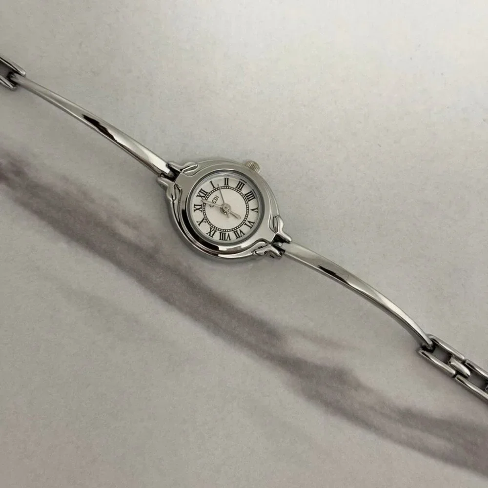 Sku0190 Retro Silver Women Fashion Round‎ Watch Stainless steel + gift bag